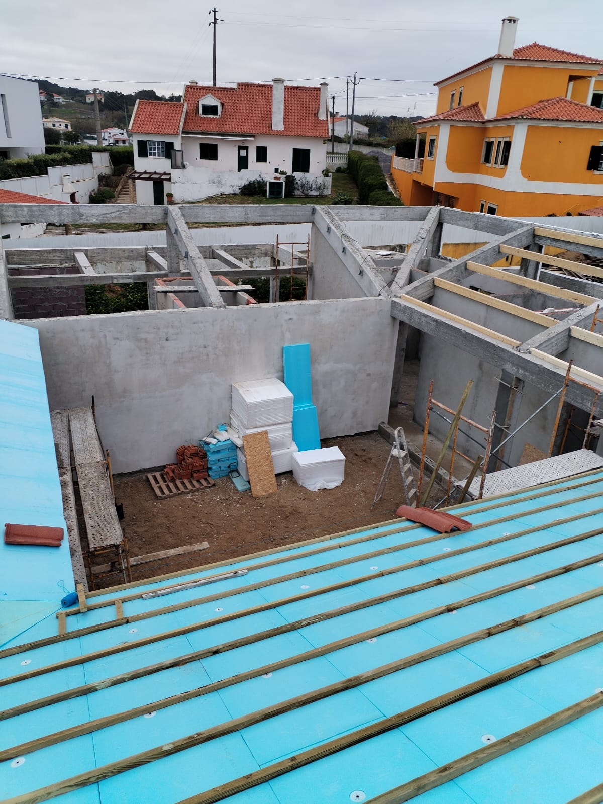 Estrutura de betão e isolamento térmico em fase de construção