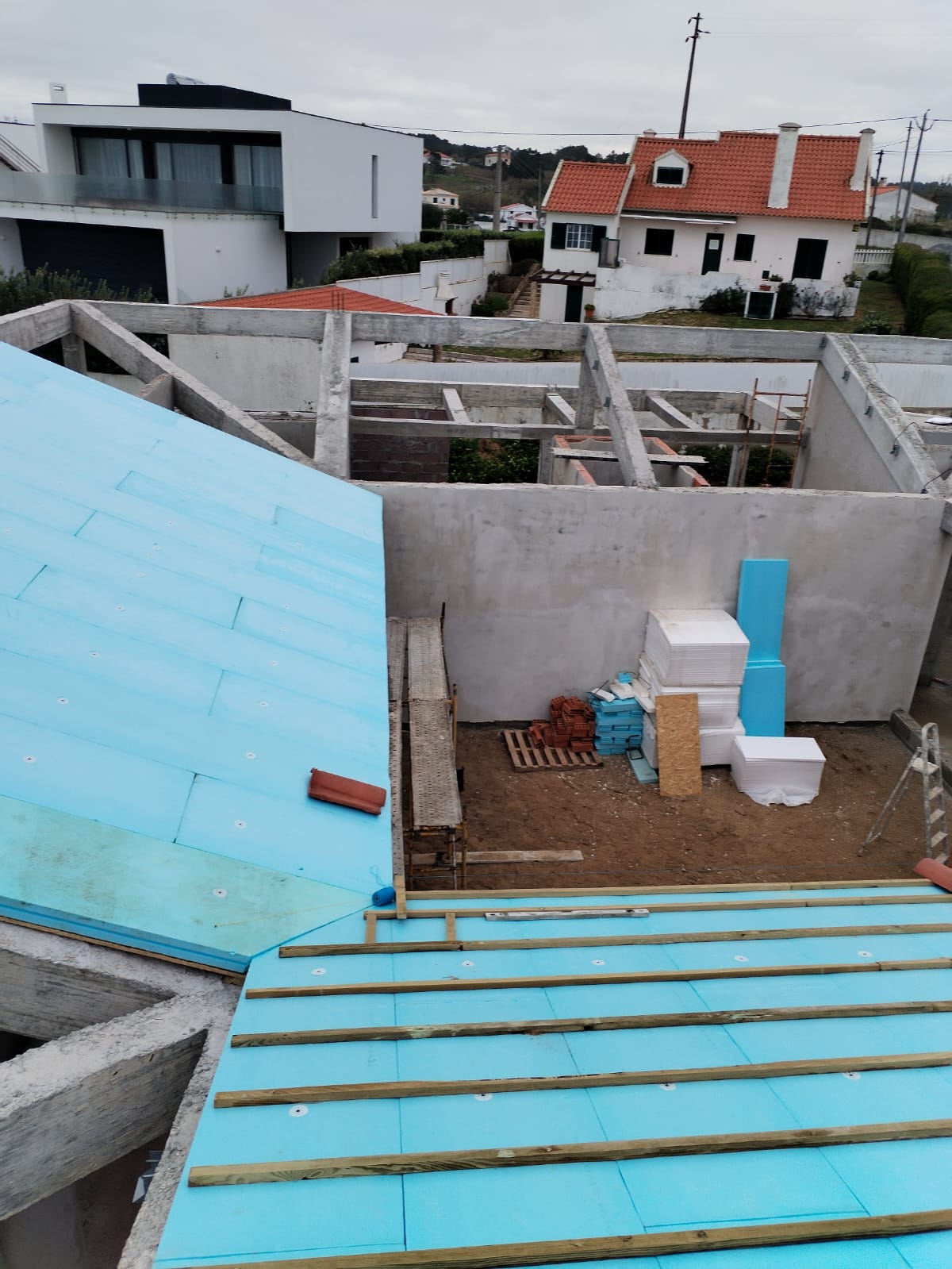 Materiais de construção e isolamento térmico no local da obra