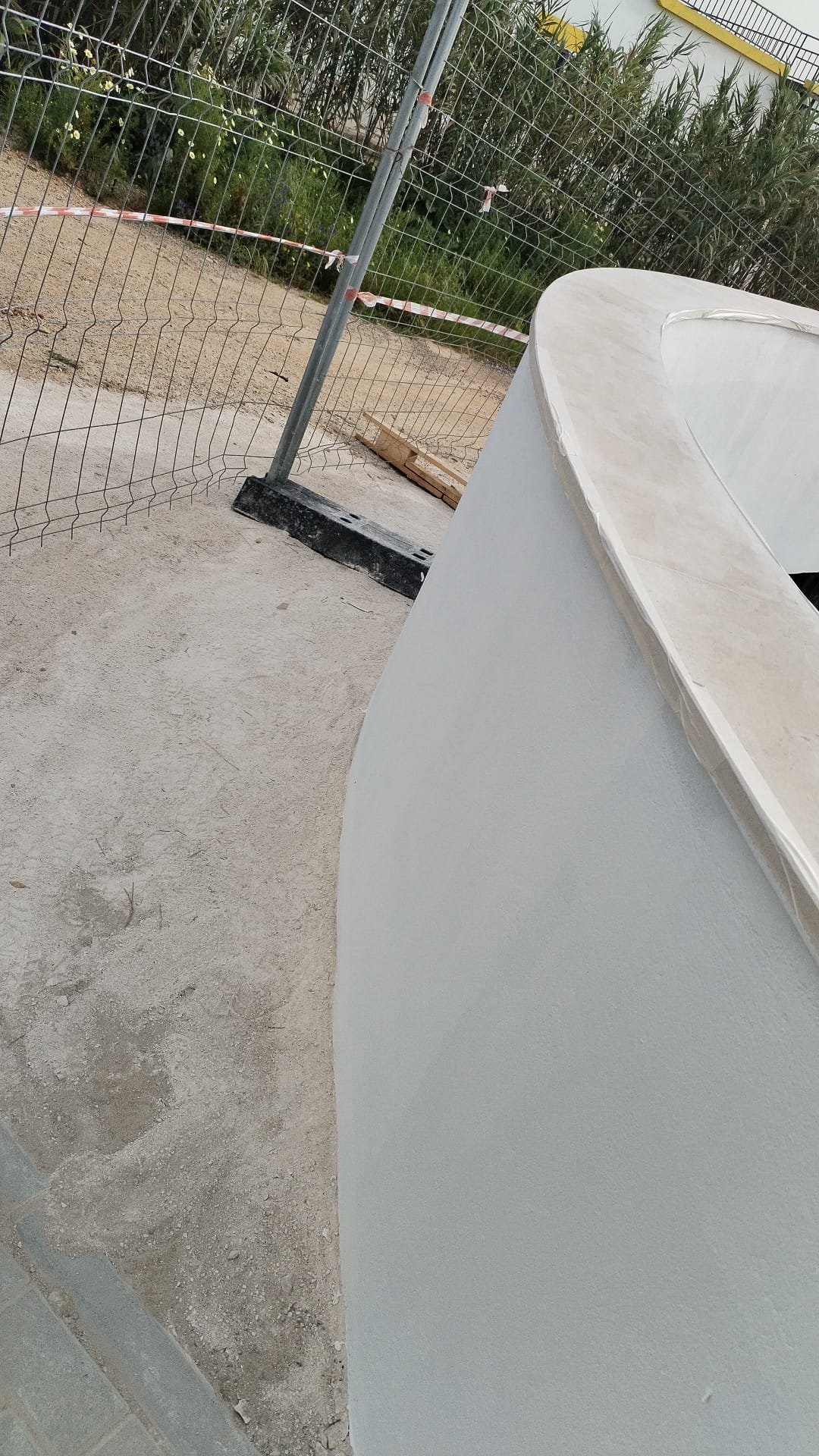 Detalhe de estrutura curva em betão